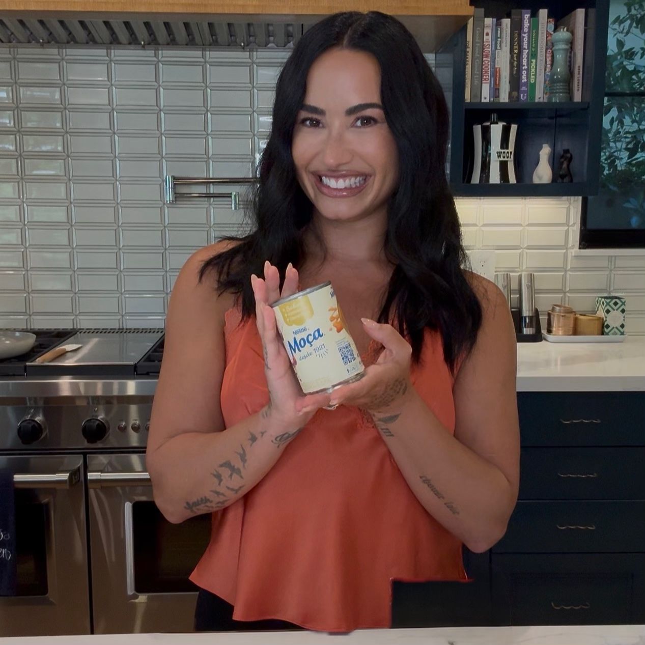 Demi Lovato faz brigadeiro com Leite Moça e dá aula sobre fandom