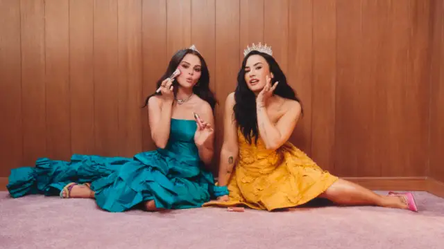 Rare Beauty transforma nostalgia Disney em campanha de blush com Selena e Demi